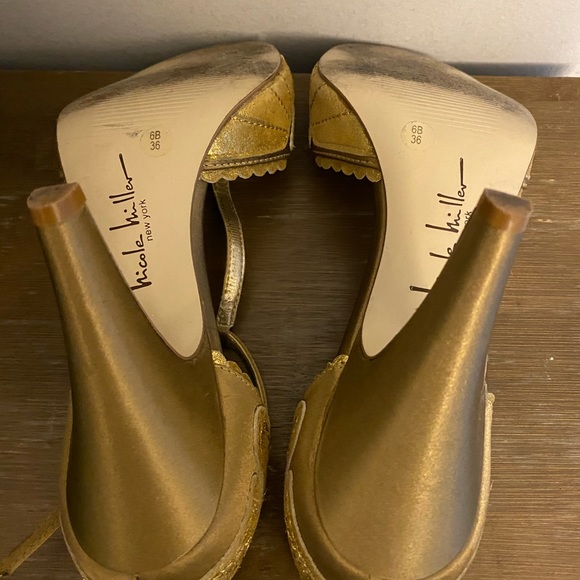 Nicole Miller gold t-strap sandal. - Picture 6 of 7